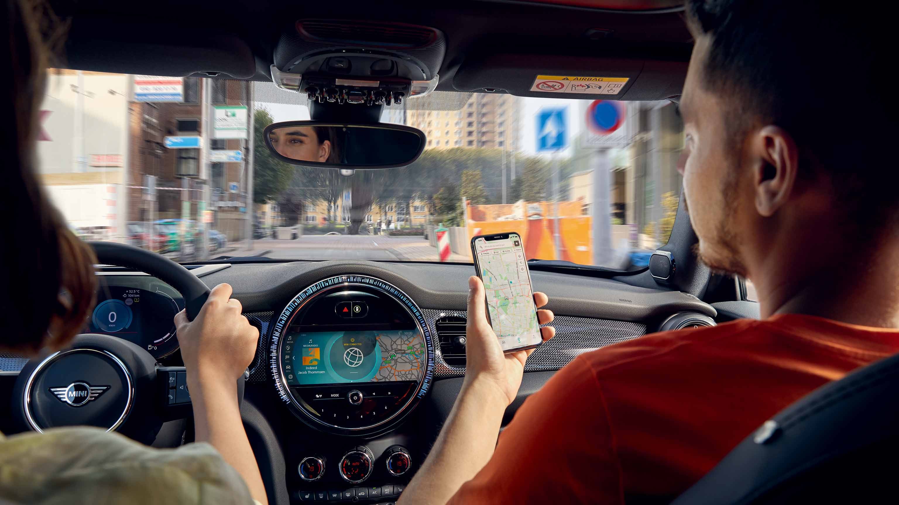 車内でMINI AppとMINI Connectedを接続する男性